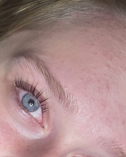 Lash Lift Makroaufnahme — Tiefschwarzer Mascara-Effekt ohne Verklumpen
