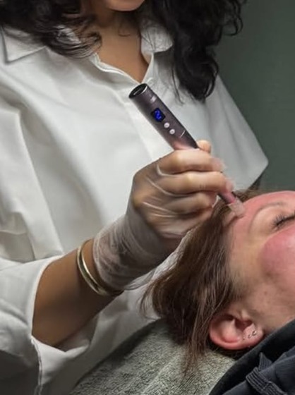 Mürvet — Gründerin von Aura Glow bei der Behandlung